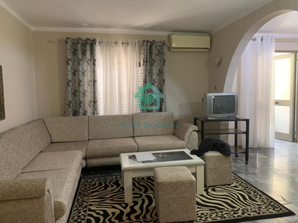Apartament me qira në Rrugën e Fortuzit, Tiranë